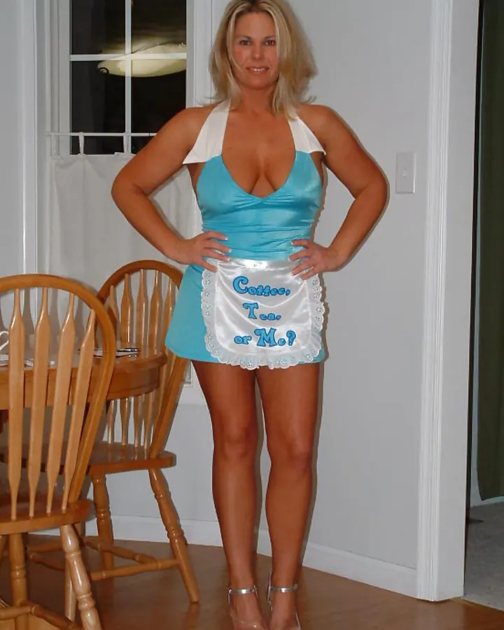 femme blonde en uniforme serveur, tablier blanc et turquoise