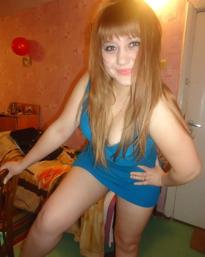 Femme blonde prenant un selfie, portant un haut noir, avec un piercing au nez.